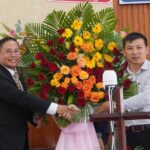 Đại diện Chính quyền tặng hoa chúc mừng Lễ Cảm tạ Chúa