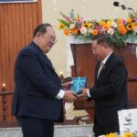 Mục sư Võ Thành Phê Ủy viên HĐGP tặng quà chúc mừng