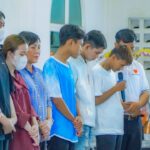 14. Ms Trương Thanh Thiên Ân hướng dẫn thân hữu cầu nguyện tin nhận Chúa