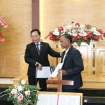 5.MS Huỳnh Cường, UV TLH – Mục vụ tỉnh, đọc quyết định và trao ấn tín cho Tân Quản nhiệm