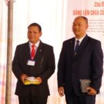 Đại diện BĐD tặng quà