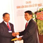 ms K’ Brọp thay cho TLH tặng quà