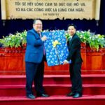12 Mục sư Vo Thành Phê đại diện cho HĐ GP tặng quà chúc mừng