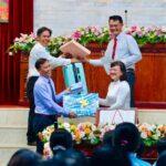 13 Phần thường thấy trong các buổi họp bạn, nhưng lần này trao quà lưu niệm cho nhau có niềm vui bất ngờ