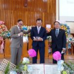 Mục sư Phan Văn Cử, Phó Tổng thư ký TLH, HTTLVN, trao Giáo vụ lệnh và cầu nguyện cho Msnc. Tân Quản nhiệm.