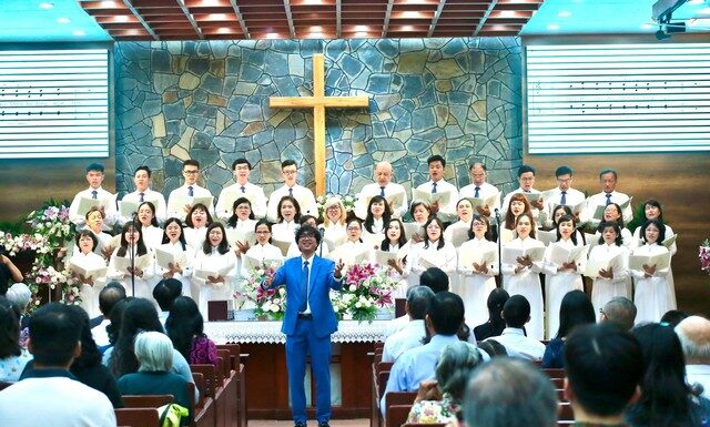 35 Năm Hết Lòng Hát Ngợi Khen Chúa