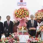 13. HT Cẩm Nê chúc mừng