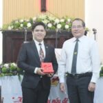 7. Ban đại diện tặng quà chia tay, chúc mừng Thầy Nguyễn Vĩnh Phúc về phụ tá MS tại Quảng Nam