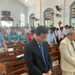 Quang cảnh hội chúng bên trong nhà thờ tham dự chương trình lễ