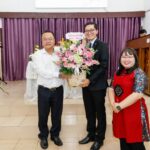 17- chinh quyen tang qua