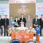 Ban Chấp sự thay cho Hội Thánh tặng hoa hoan nghênh Tân Quản nhiệm