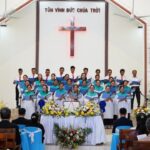 Ban hát N Lương Giang và Nhị Hà tôn vinh Chúa