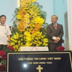 Đại diện Chính quyền huyện Định Quán tăng hoa Chúc mừng