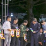 Trao cờ lưu niệm cho các đội bóng