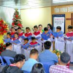 Ban hát Điểm nhóm Tin lành Giang Thành tôn vinh Chúa