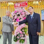 Đại diện Ban trị sự Tổng Liên hội Chúc mừng