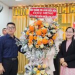 Đại diện Chi hội Tin Lành Biên Hòa chúc mừng