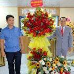 Đại diện Công an Huyện Kiên Lương chúc mừng