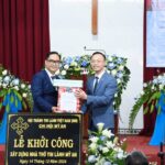 MS HỒ NGUYÊN KHA -UV TLH-đại diện TLH tặng quà chúc mừng