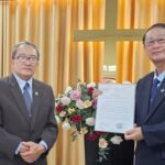 Mục sư Phan Đình Hảo TB. BĐD đọc và trao văn bản thành lập Điểm nhóm