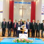 Ban Chấp sự thay cho Hội Thánh tặng hoa hoan nghênh Tân Quản nhiệm