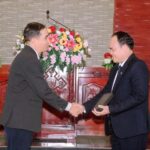 Đại diện TLH chúc mừng