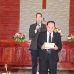 Mục sư Hanh cử hành nghi thức Lễ Bổ nhiệm và cầu nguyện cho chức vụ mới của Mục sư tân Quản nhiệm