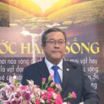 Mục sư Võ Ái Nhật hướng dẫn chương trình