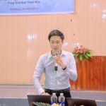 Nhân sự khối Thanh niên hướng dẫn chọn bài hát trong tiến trình giờ thờ phượng