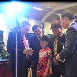 09.Ms Võ Đình Đán cầu nguyện cho 2 thân hữu tiếp nhận Chúa