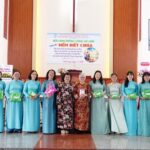 16.Phu nhân quý giáo phẩm chụp hình lưu niệm