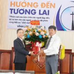 6. Đại diện HT Vĩnh Long tặng hoa chúc mừng