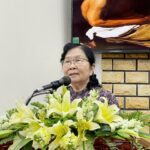 Bà Ms Nguyễn Đình Tín giảng lời Chúa và giải đáp thắc mắc.