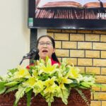 Bà Ms Võ Ái Nhật hướng dẫn chương trình phần 1.