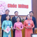 Các Ban đại diện tặng quà chúc mừng