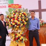 Đại diện chính quyền huyện Đam Rông chúc mừng