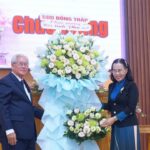 MS Đặng Trường Sơn – Trưởng Ban Đại diện Đồng Tháp- trao lẳng hoa chúc mừng Hội đồng