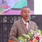 Ms Rơ ông Samuen UVBĐD giới thiệu, chào mừng quan khách và HDCT.