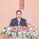 Mục sư Hanh cầu nguyện khai lễ.