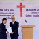 Mục sư Nguyễn Chí Tín, Trưởng BĐD trao Văn bản chấp thuận đăng ký sinh hoạt tôn giáo tập trung của UBND xã Phước Nam cho Mục sư Quảng Đại Dũng