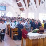 Quang cảnh bên trong nhà thờ