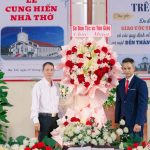 Dai dien chinh quyen chuc mung