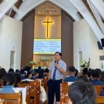 MS Nguyễn Phú Lộc chia sẻ lời Chúa cùng các trại sinh