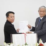 Mục sư Lê Cao Trọng Đạo ủy viên BĐDTL tỉnh Đồng Nai trao giấy Công nhận Điểm Nhóm Tin Lành Tân Bình của Thường trực Tổng Liên hội và tặng quà chúc mừng của Ban Đại diện