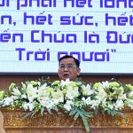 Mục sư Nguyễn Bình Tín – UV TLH – rao giảng lời Chúa khai mạc kỳ trại