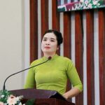 Bà MS Xăn A Din hướng dẫn chương trình buổi chiều