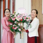 Đại diện phụ nữ tỉnh tặng lặng hoa cho phụ nữ HT Bình Sơn
