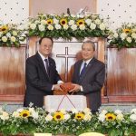 Mục sư Phan Đình Hảo Ủy viên BĐD tỉnh Đồng Nai tặng quà