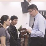05.Ms-Cẩm-hướng-dẫn-2-thân-hữu-cầu-nguyện-tin-Chúa