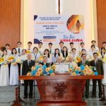 12. Trao chứng chỉ tốt nghiệp cho Khoá sinh hoàn tất 4 năm học